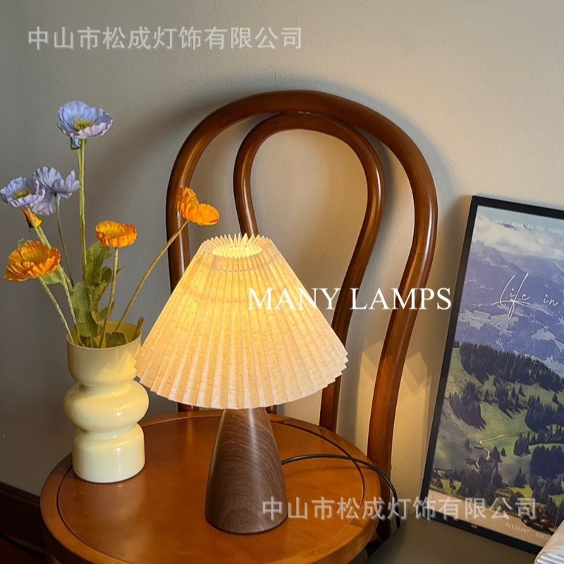 Scandinavian Retro Ceramic Table Lamp Pleated Bedroom Bedside Lamp High-End Imitation Wood Grain Ins Decorative Atmosphere Night Light