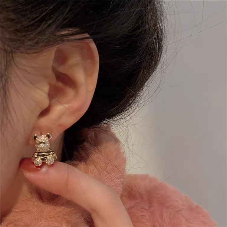 Sweet and Cute Girl Bear Earrings New Fashionable Mori Earrings Small and Exquisite Daily Commuter Earrings Ear Clips