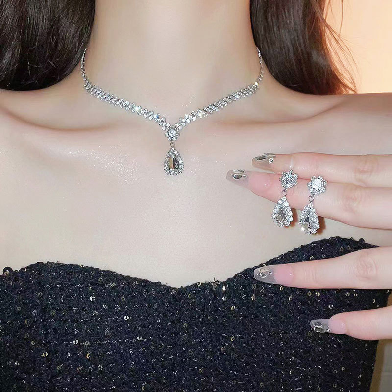 Picture of European and American light luxury high-end zircon jewelry suit necklace niche retro clavicle chain fashion Joker jewelry wholesale