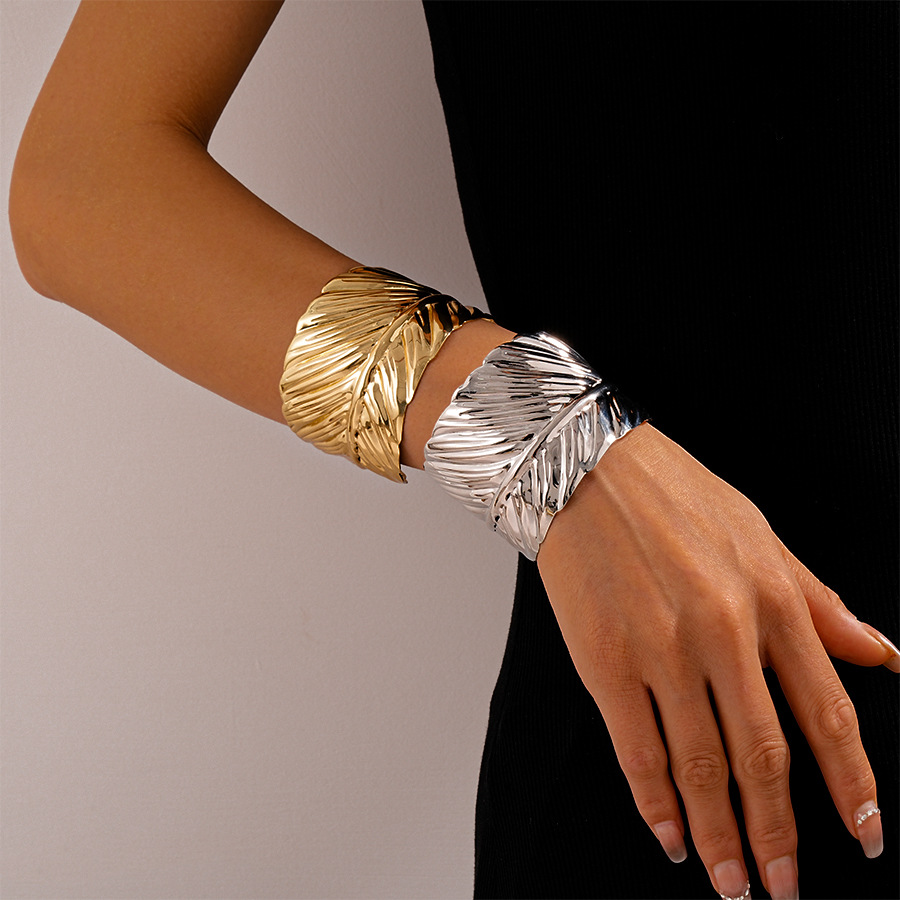 European and American Metallic Pleated Leaf Texture Geometric Open Bracelet Simple Stylish Niche Elegant High-End Hand Jewelry for Women