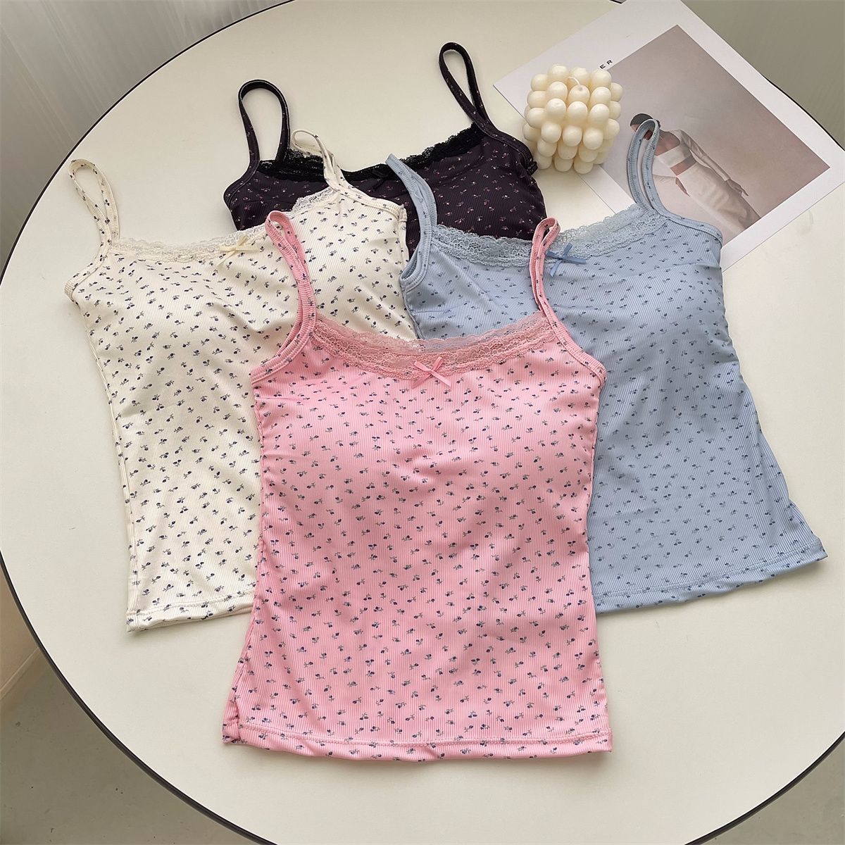 Pure Lust Lace Camisole for Women with Breast Pads, Summer Bottoming, Slim-fitting Short Floral Top, Thin Style