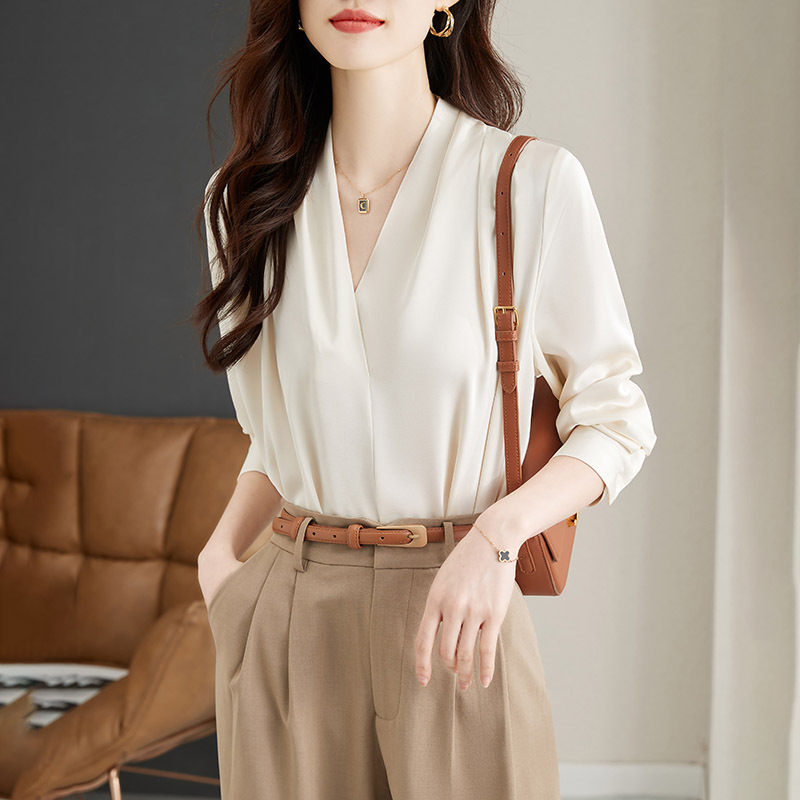 Picture of Design Sense 2025 Spring New V Neck Long-Sleeved Elegant Shirt Chiffon Salt Shirt Women's Lazy Style Top