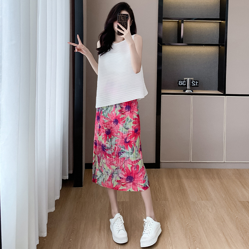 2024 Miyake Pleated Skirt Summer New High Waist Slimming Retro One-step Skirt Thin Split Bag