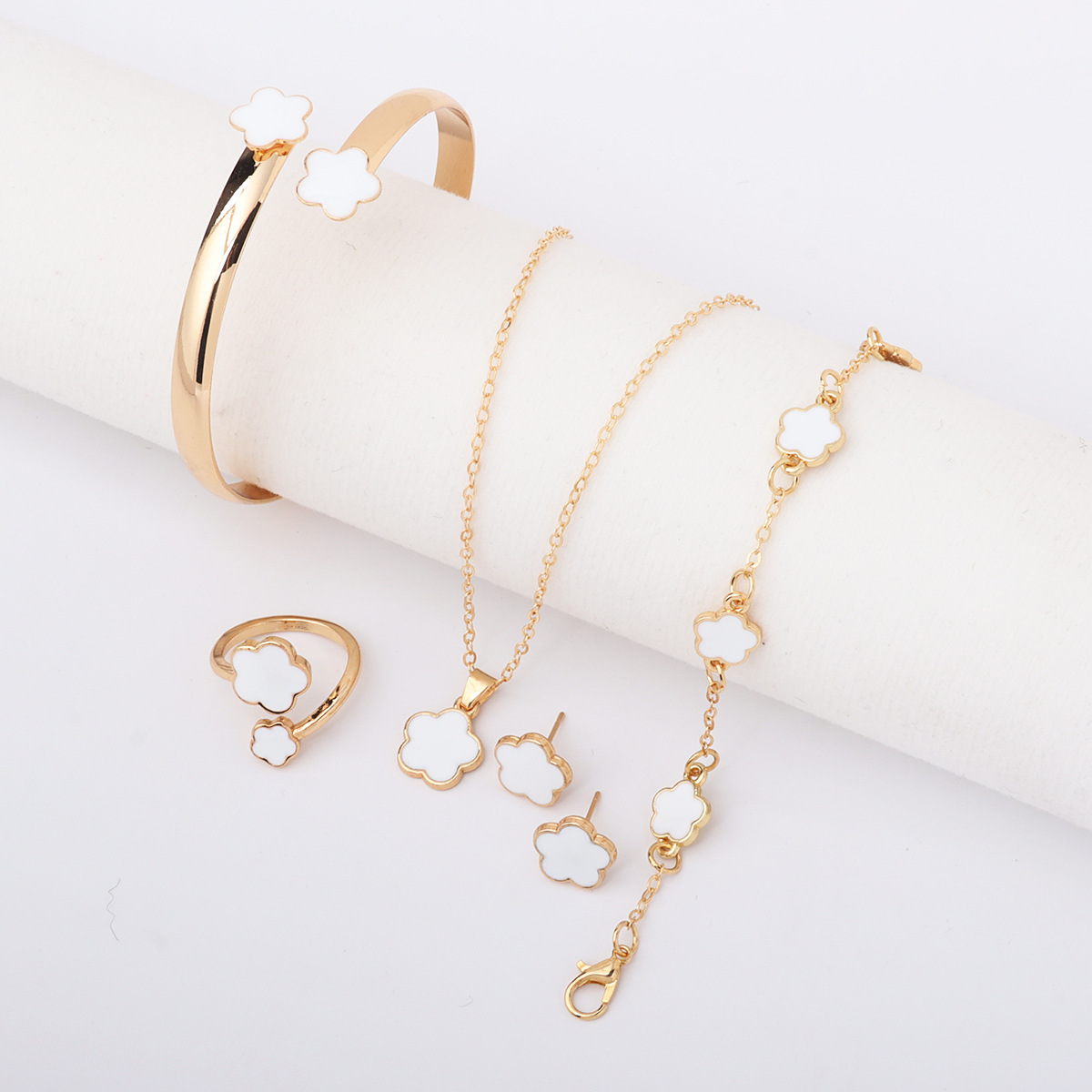 Picture of 2025 New Cross-Border Personalized Five-Leaf Clover Simple and Versatile Plum Blossom Necklace Bracelet Jewelry Set Manufacturer Wholesale