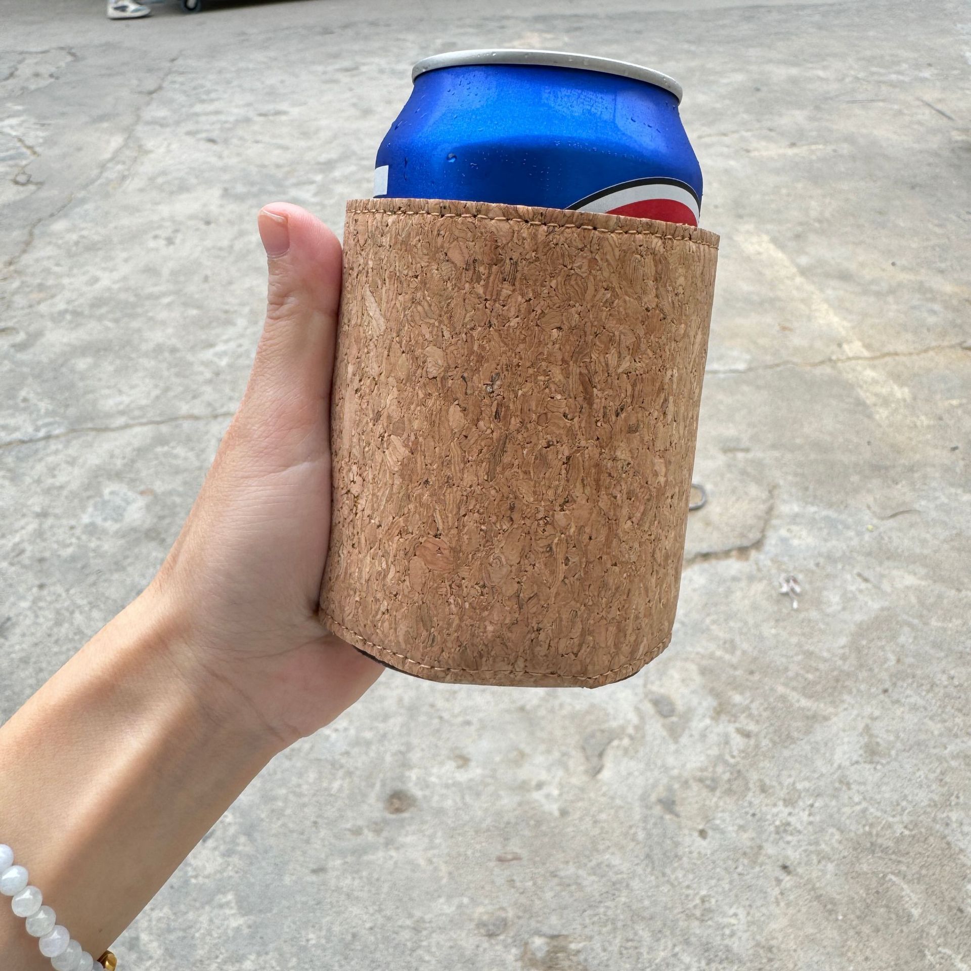Picture of Ready-Made Heat-Insulating and Anti-Scalding Cork Can Sleeve, Anti-Fall, Simple Design, for 330ml Cola Bottles