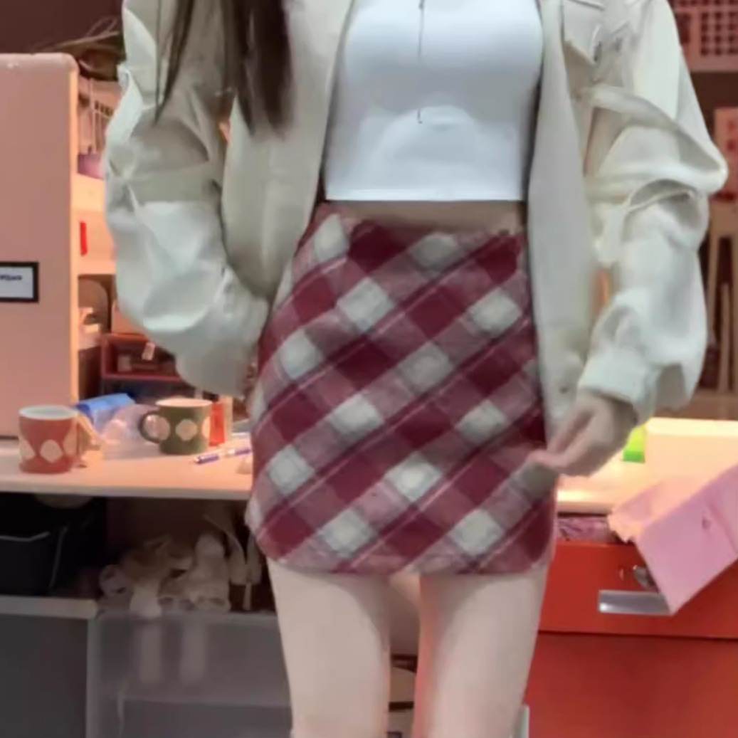 A- Line Short Skirt Red Plaid Woolen Skirt Women's Spring Autumn and Winter 2024 New Slimming High Waist Hip Skirt