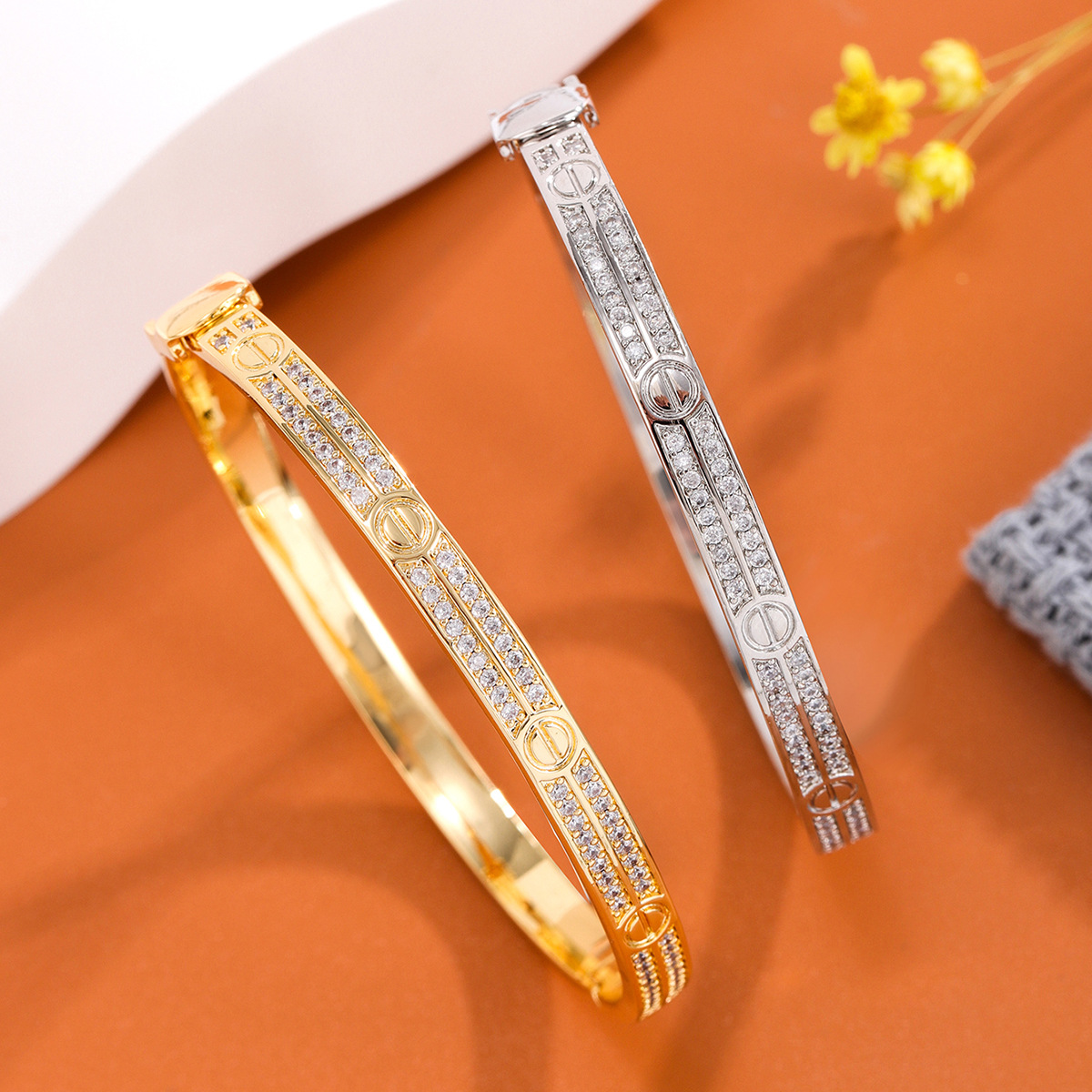 High-End New Single-Row Diamond-Encrusted Gypsophila Openable Bracelet, Accessible Luxury, High-End, Exaggerated Style, Popular Hand Jewelry