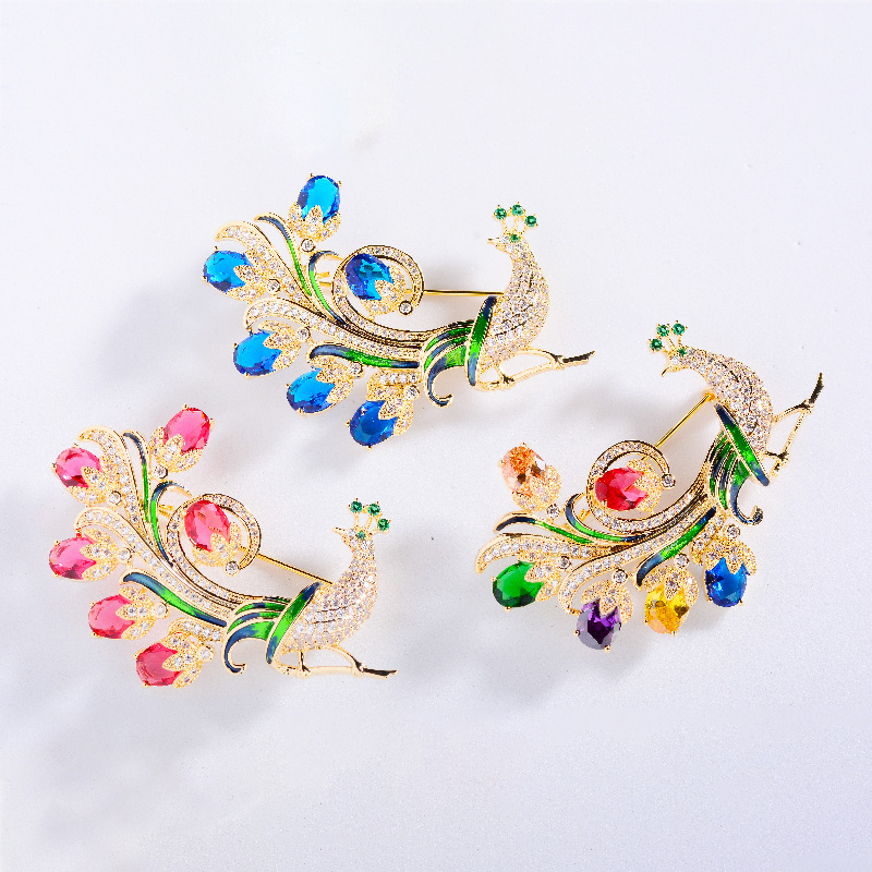 Picture of Korean Fashion Peacock Open Screen Zircon Brooch Fashion High-end Sense Clothing Pin Coat Cardigan Accessories Women