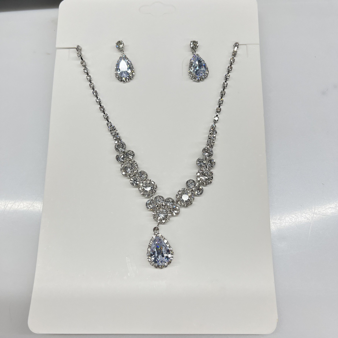 Picture of European and American light luxury high-end zircon jewelry suit necklace niche retro clavicle chain fashion Joker jewelry wholesale
