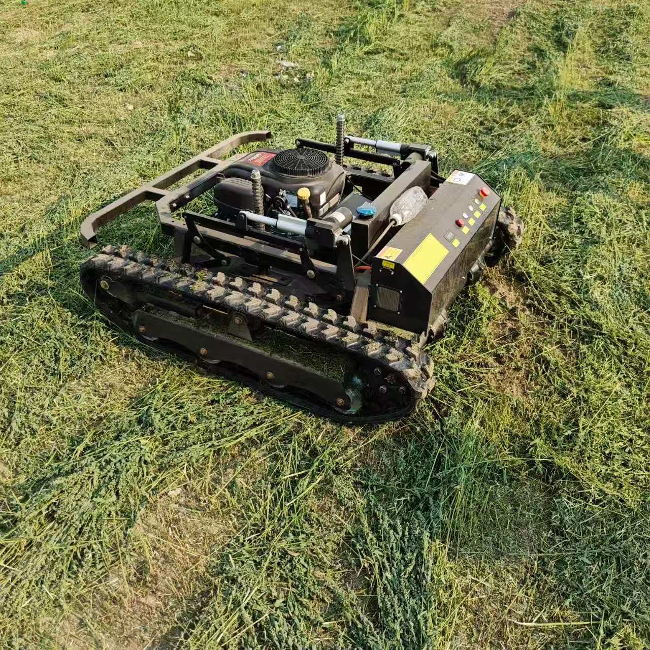 Manufacturers Supply Four-Stroke Remote Control Lawn Mowers, Golf Cart Lawn Mowers, and Crawler-Type Multi-Function Lawn Mowers