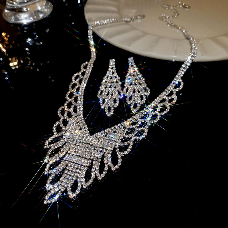 Picture of European and American light luxury high-end zircon jewelry suit necklace niche retro clavicle chain fashion Joker jewelry wholesale