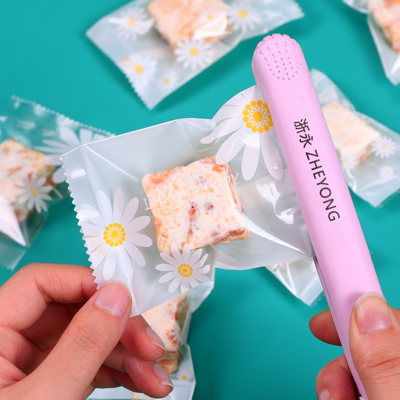 Picture of Original transparent white background Daisy snowflake crisp packaging bag cookie pastry bag moon cake machine sealing bag 100 pcs
