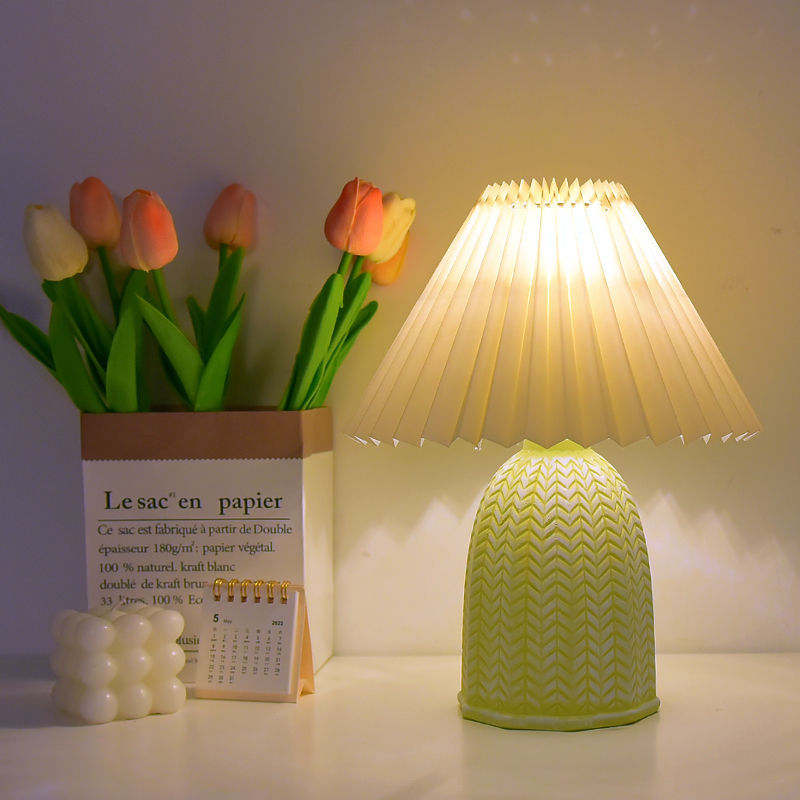 Nordic retro desk lamp, ceramic study, bedroom sleeping bedside lamp, light luxury, high-end ambient light, pleated night light