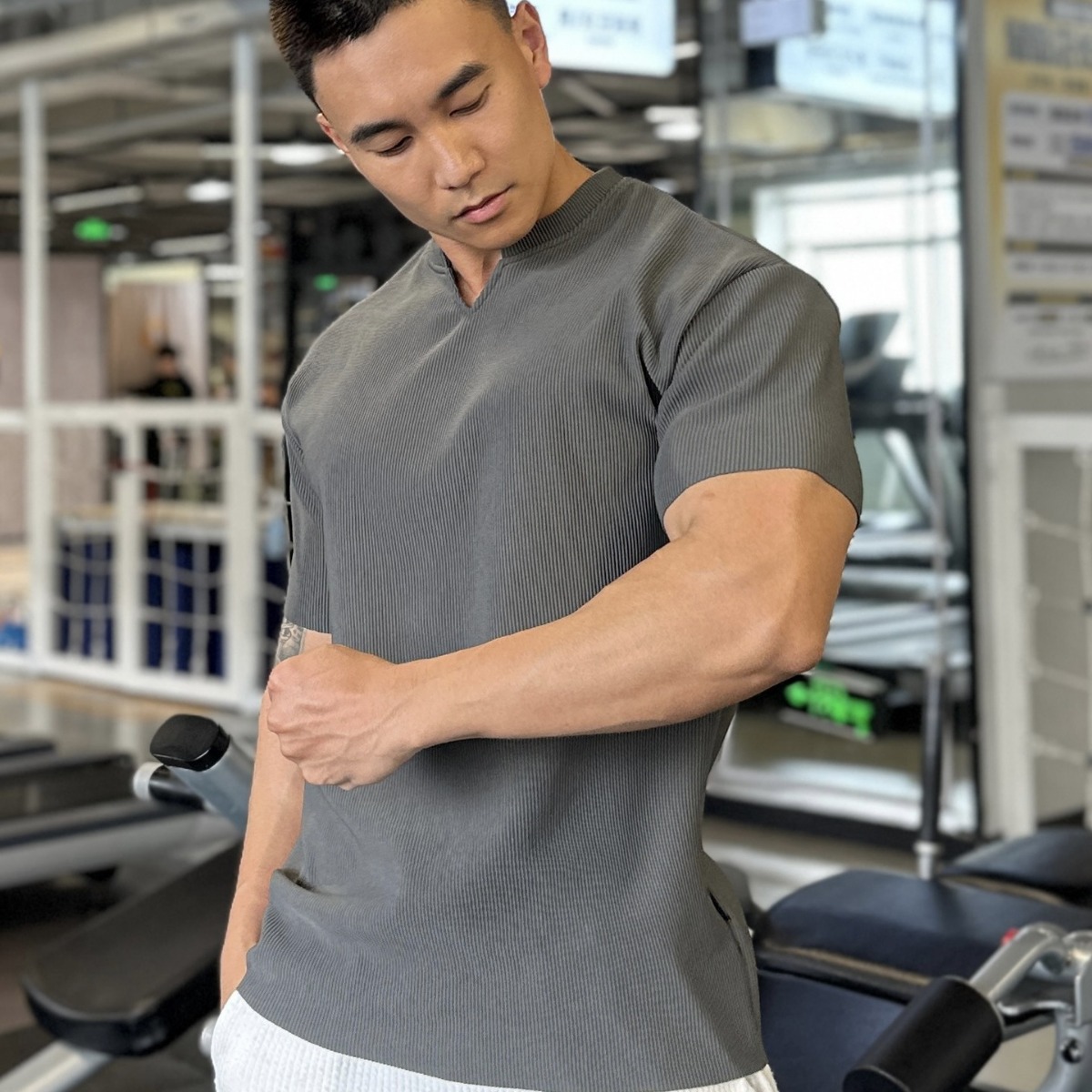 New Spring and Summer V-neck Men's Casual Sports Short-sleeved Fashionable Loose plus size Pullover Muscle Loose V-neck T-shirt