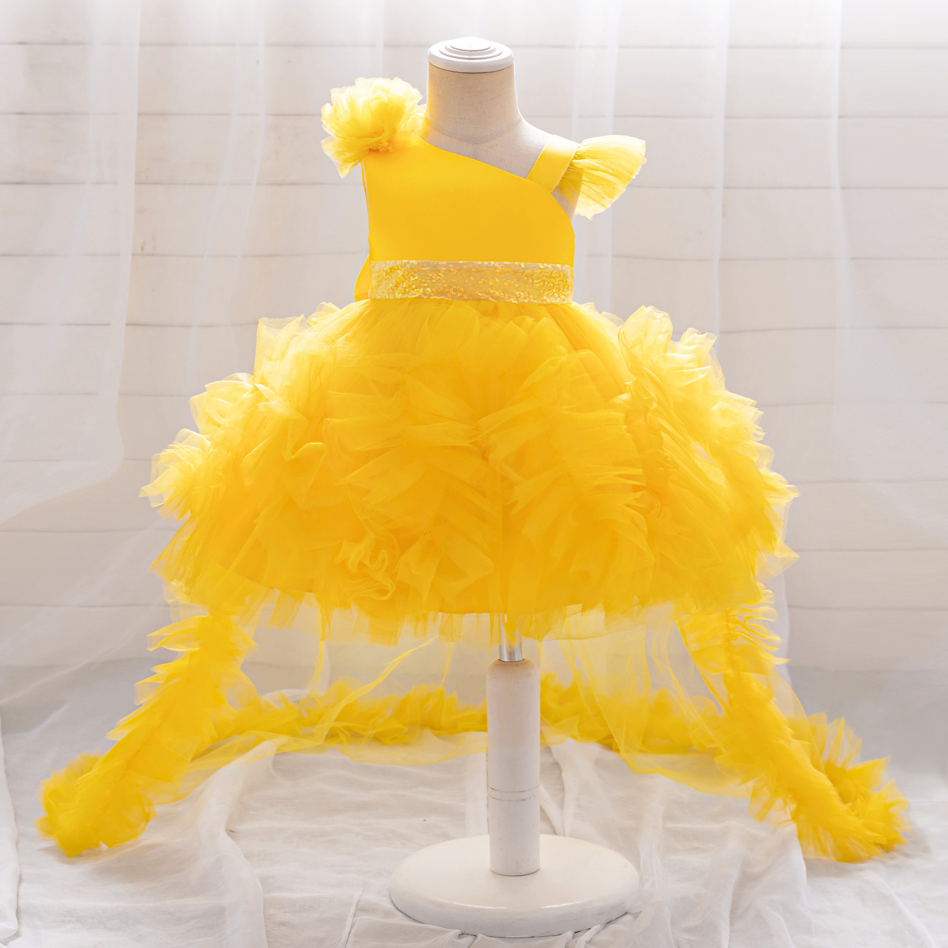Picture of New One-year-old Dress Short-sleeved Pleated Mesh Lace Trailing Princess Dress Ponked Yarn Flower Children's Wedding Dress