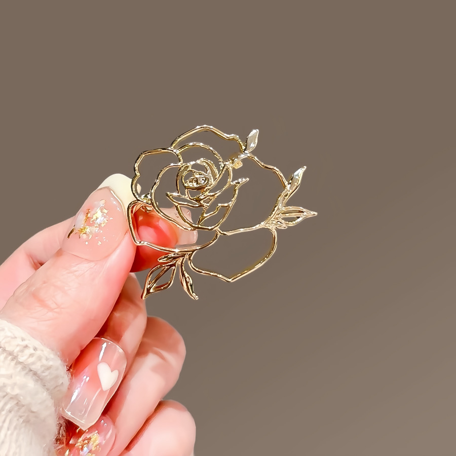 Hollow Rose Brooch High-end Female Niche Design Sense Metal Pin Exquisite Camellia Corsage Clothes Accessories