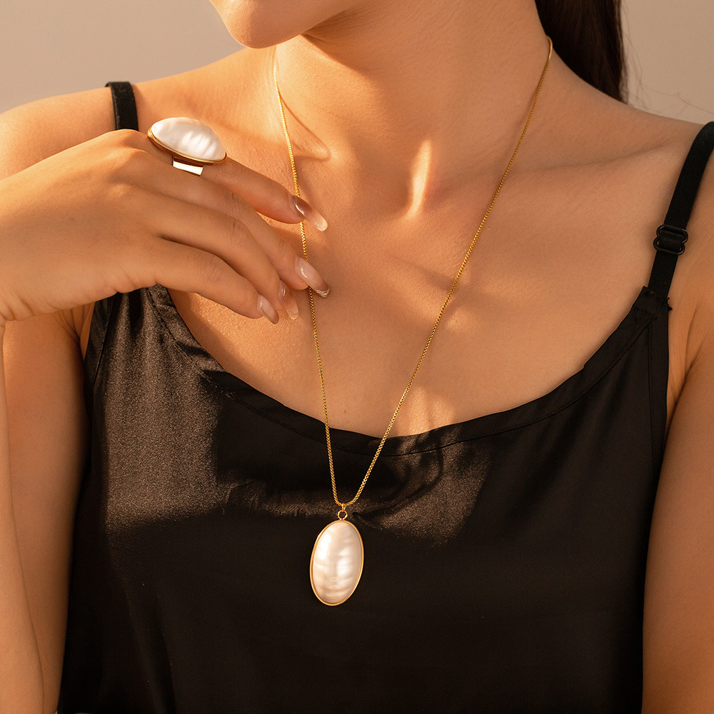French Marka Oval Fritillaria Pendant Collarbone Necklace Ring Earrings Titanium Steel Plated 18k True Gold Light Luxury suit