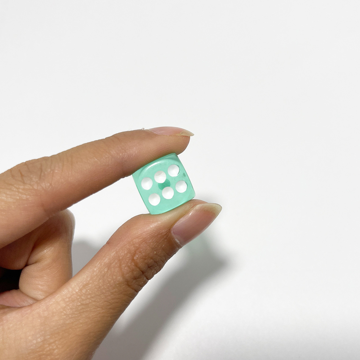 Picture of Yiwu Dege leisure and entertainment wholesale 14mm14mm 14 transparent crystal color dice color dice