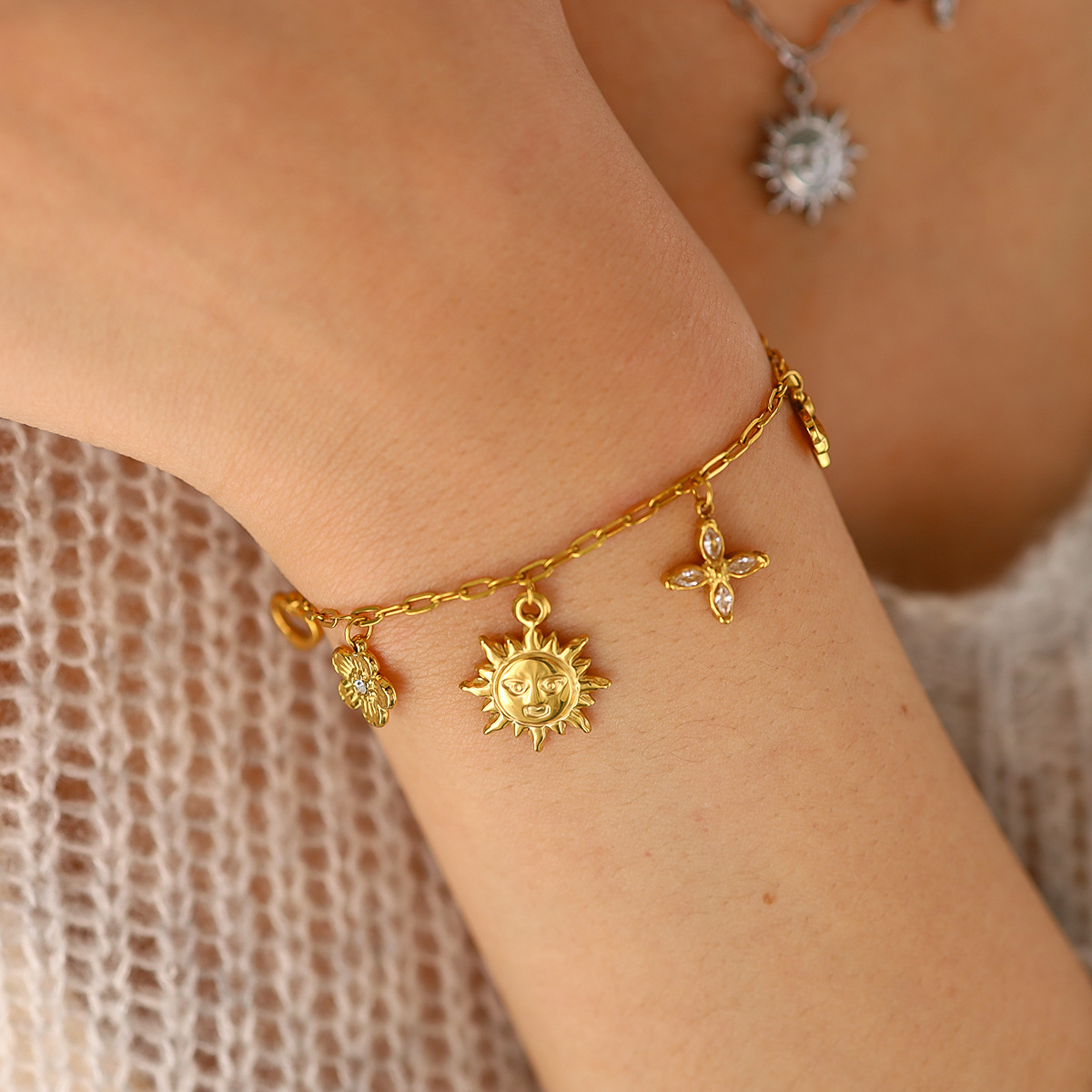 Picture of Foreign Trade European and American Style Hollow Pendant Women's Bracelet Titanium Steel Non-Fading Diamond Sunflower Necklace Jewelry Set Wholesale