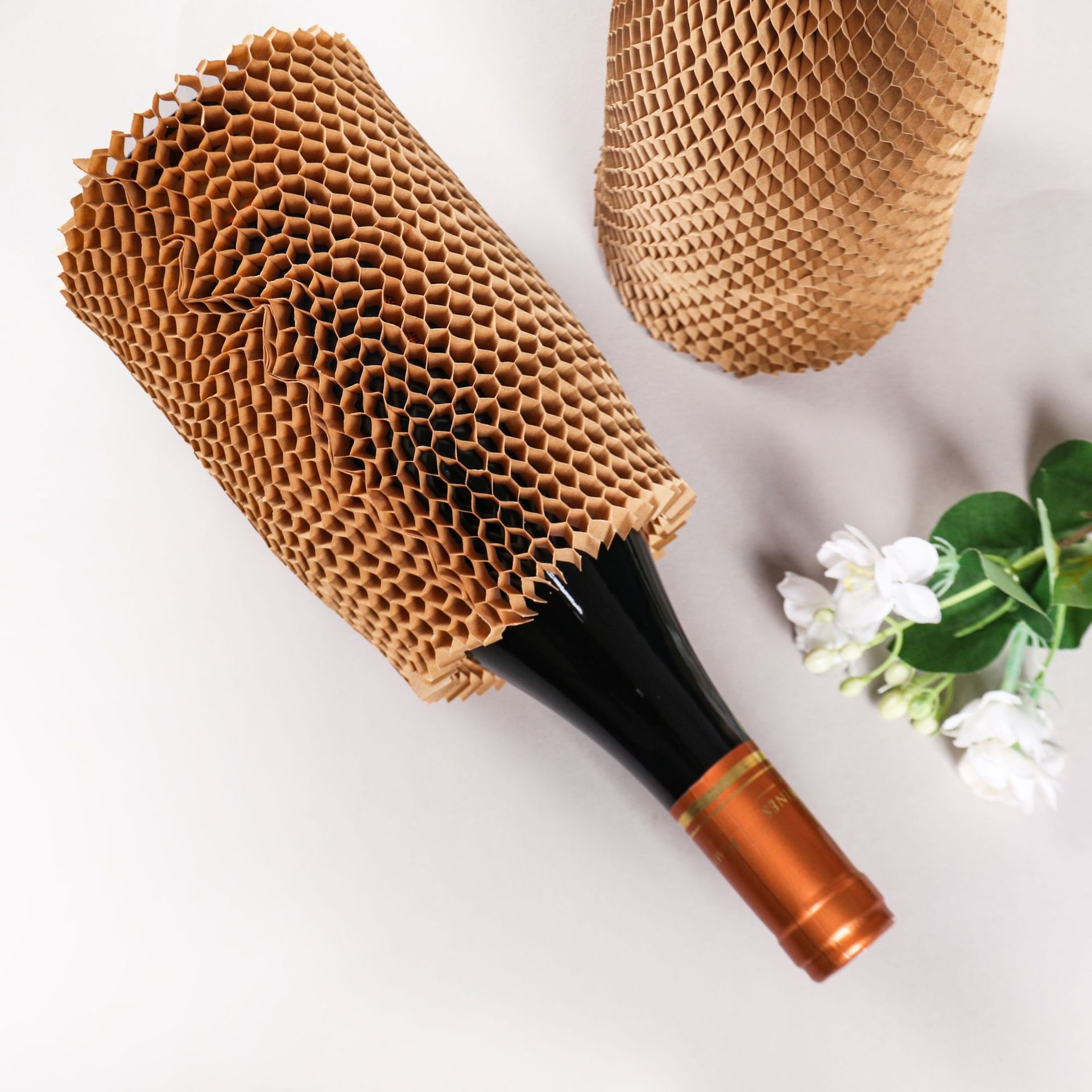 Picture of Red wine buffer protection material kraft paper color honeycomb paper core 60g mesh three-dimensional honeycomb paper cover source manufacturer