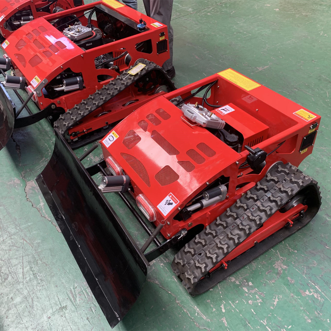 Wireless remote control crawler lawn mower wholesale export CE certification lawn Court trimmer push shovel lawn mower