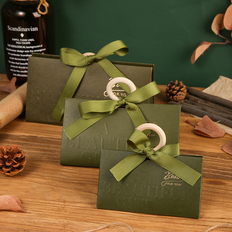Picture of European Style Simple Kraft Paper Triangle Accompanying Gift Wedding Candy Box Wedding High-end Wedding Creative Portable Gift Box