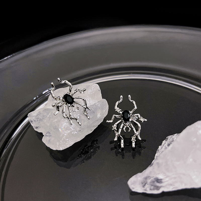 2022 AliExpress Personalized Spider Ear Clip Dark Tide Cool Diamond Animal Halloween Ear Clip Earrings