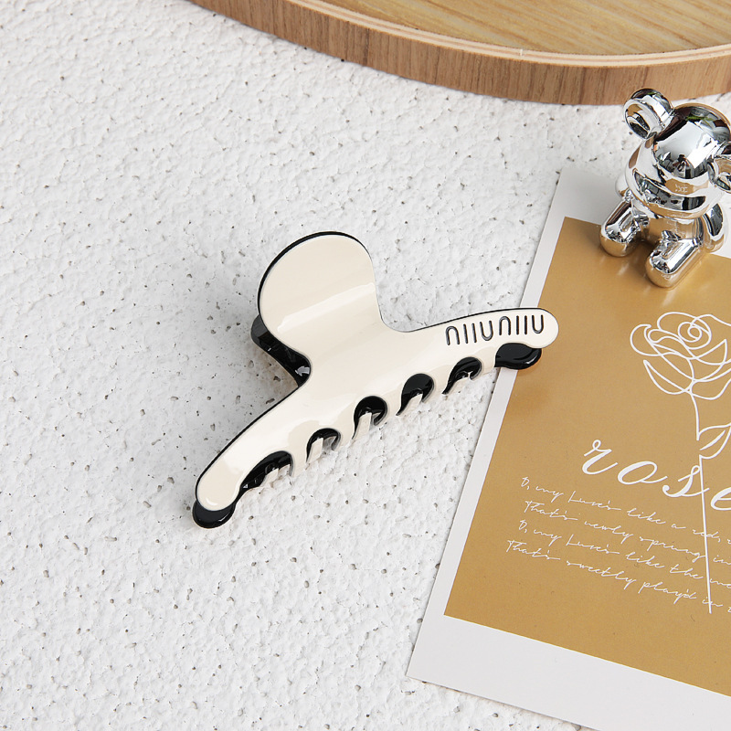 Picture of Tulip Cherry Grab Clip Premium 2024 New Maillard Grab Clip Cute Dalmatian Shark Clip Hair Accessories