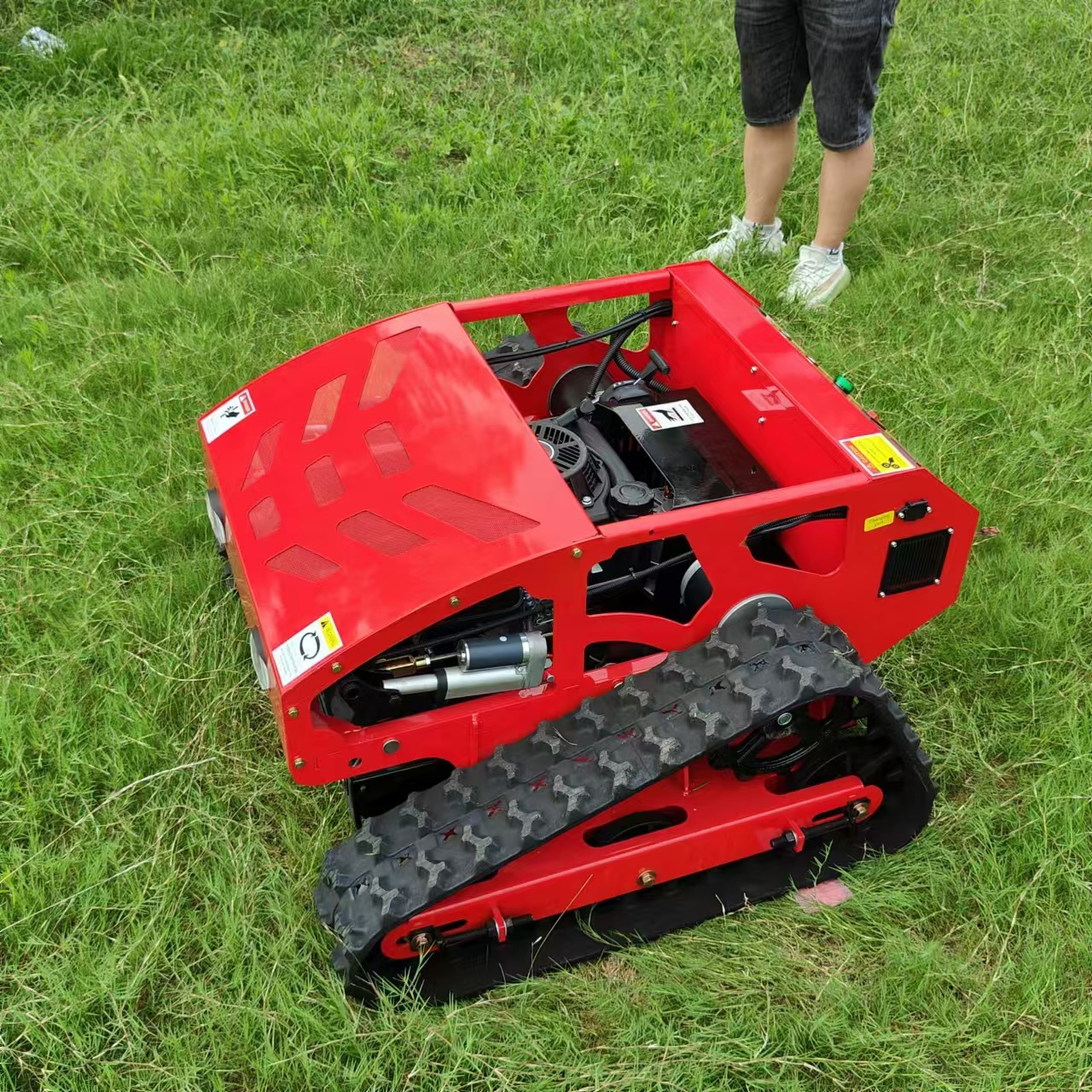 Export German intelligent remote control lawn mower 550 type climbing lawn mower crawler farm lawn mower