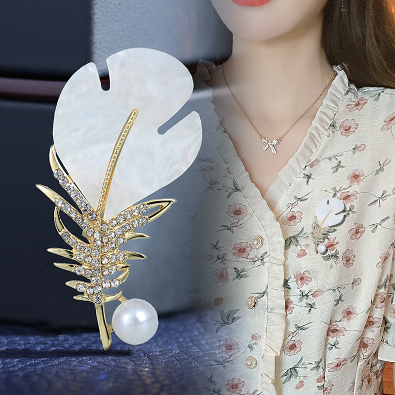 Feather brooch women's high-grade pin buckle anti-light suit jacket fixed corsage wholesale clothing accessories collar pin