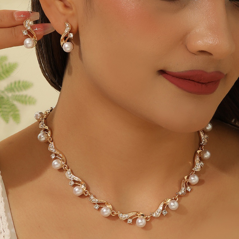 Cross-Border Hot Selling European and American Fashion Light Luxury Bohemian Style Irregular Pearl Earrings Necklace Necklace Set