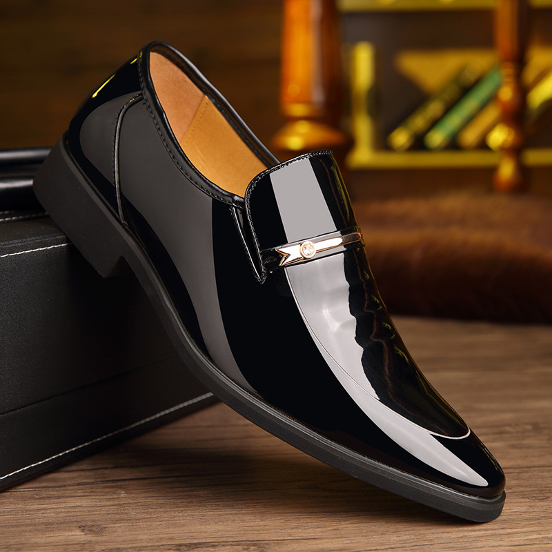 2025 Spring and Autumn Men's Business Dress Shoes Men's Patent Leather Point-toe Wedding Shoes Heated Shoes Hollow Breathable Sandals 686