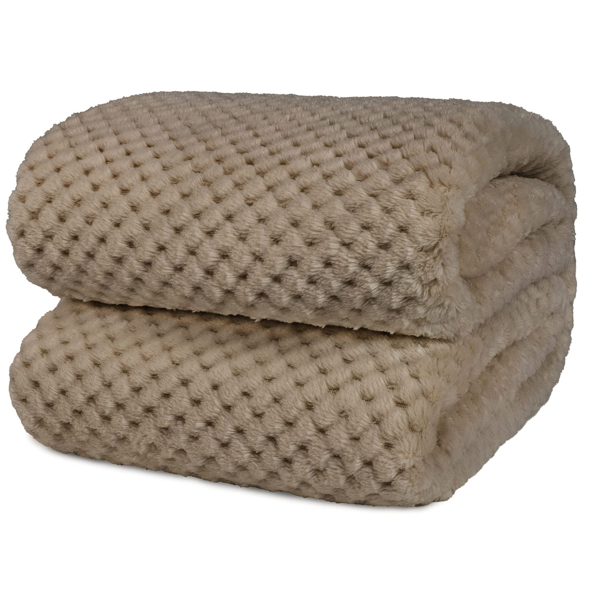 Picture of Cross-border in stock thick solid color pineapple plaid flannel blanket coral fleece sofa blanket air conditioning blanket nap blanket
