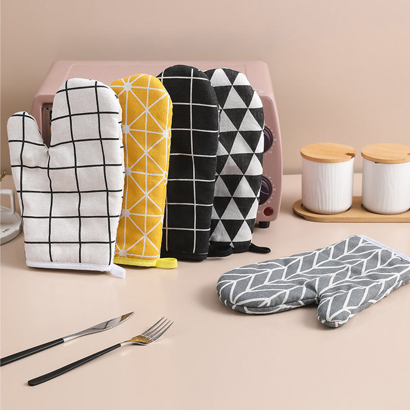 Picture of Kitchen Microwave Oven Heat Insulating Gloves Thickened Plaid Anti-scalding Anti-heat Gloves High Temperature Baking Cotton and Linen Oven Gloves