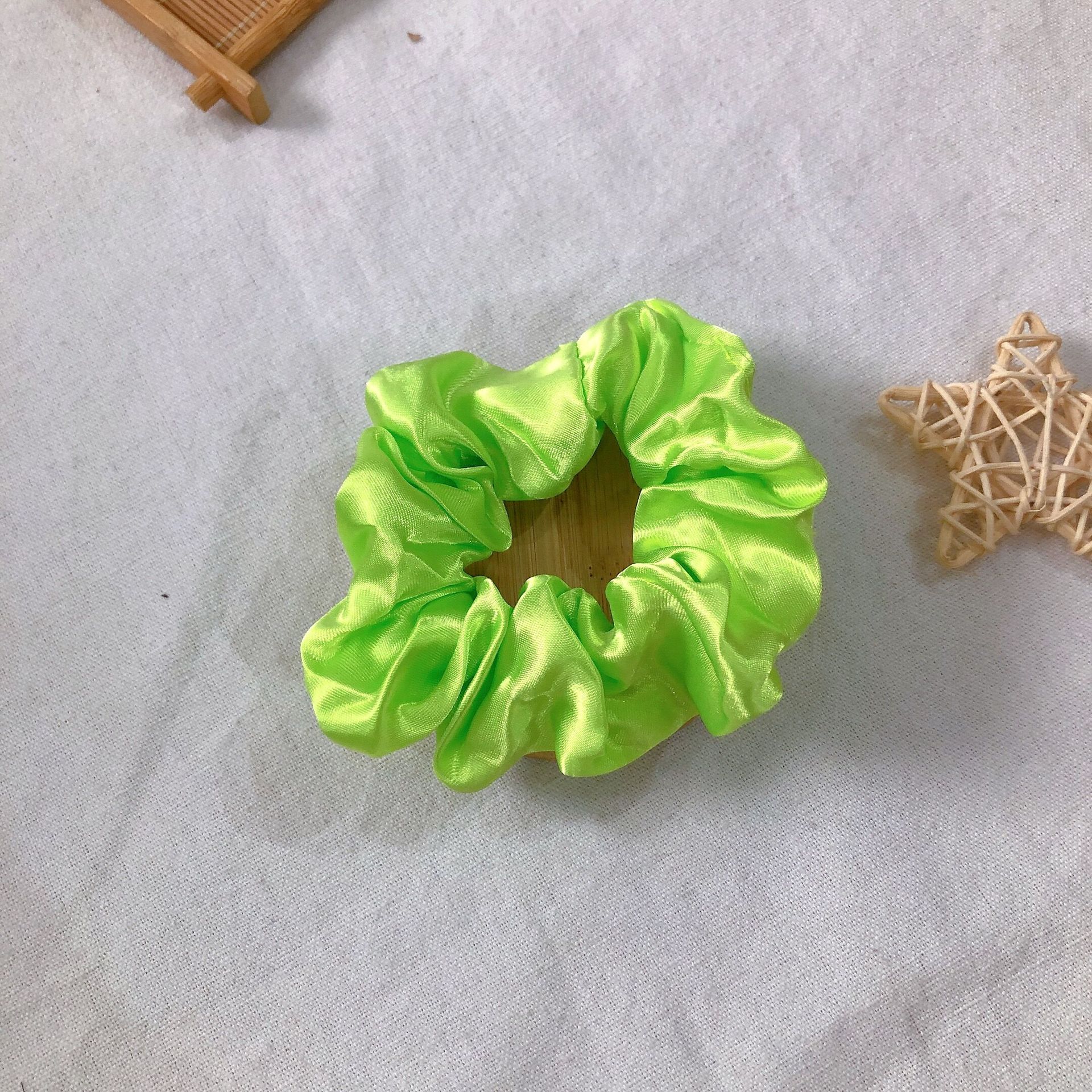 Picture of Cross-Border Amazon Satin Fabric Satin Scrunchie for Women, High-End Bun Hair Tie