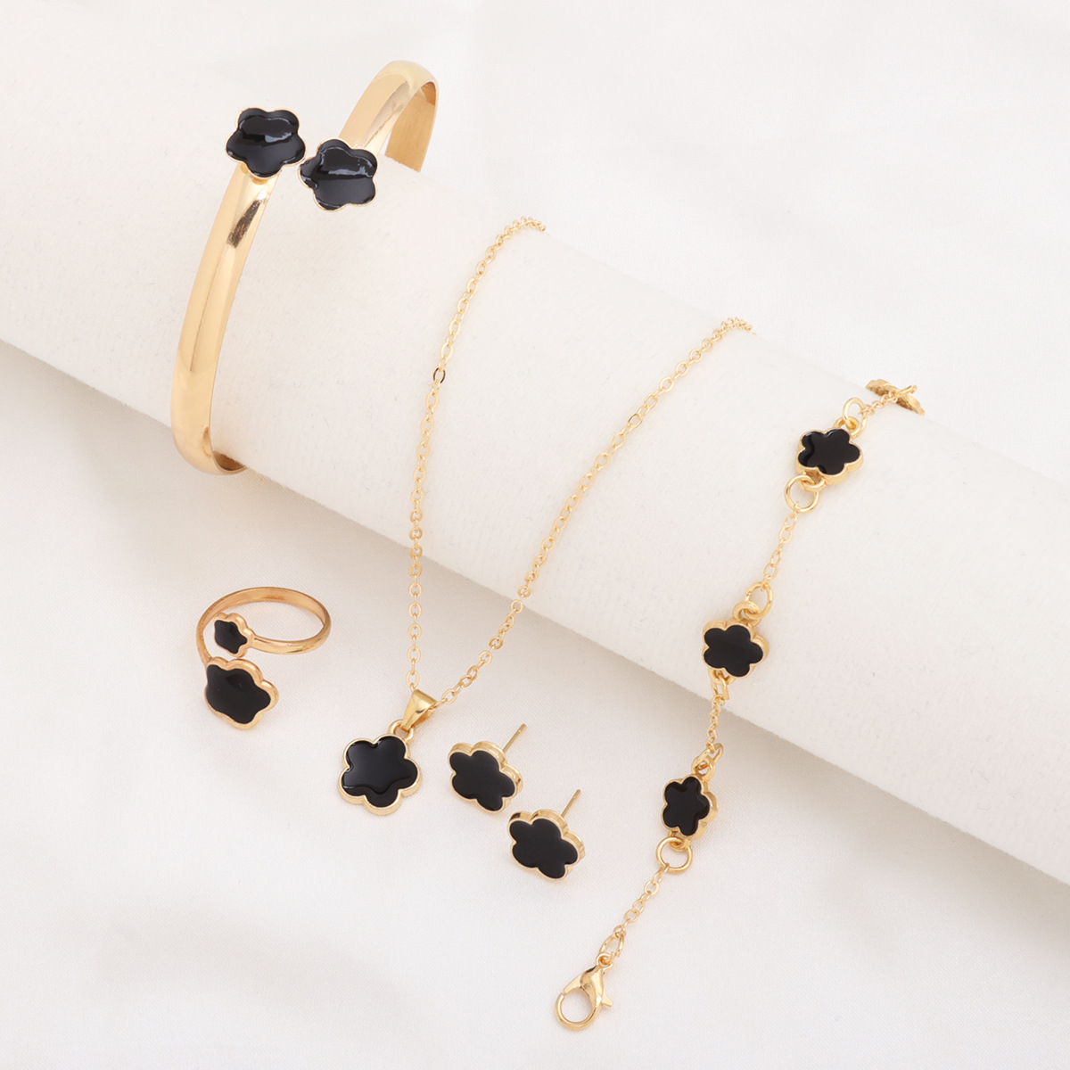 Picture of 2025 New Cross-Border Personalized Five-Leaf Clover Simple and Versatile Plum Blossom Necklace Bracelet Jewelry Set Manufacturer Wholesale