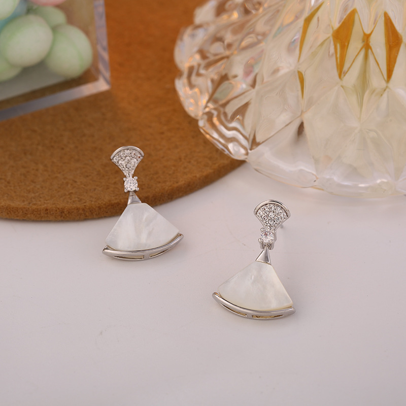 Cross-border special Middle East Chanel style Valentine's Day gift earrings personalized fashion high-grade fan-shaped shell earrings