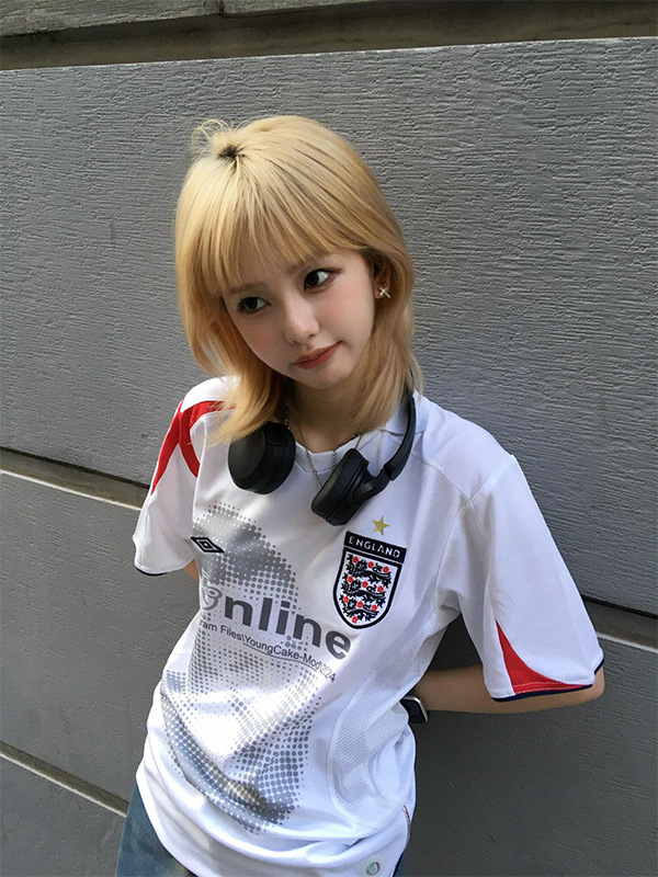 Picture of American Retro Sports T-Shirt for Women in Summer New Style Contrasting Color Splicing Jersey Style V-Neck Short-Sleeved Design Loose Top