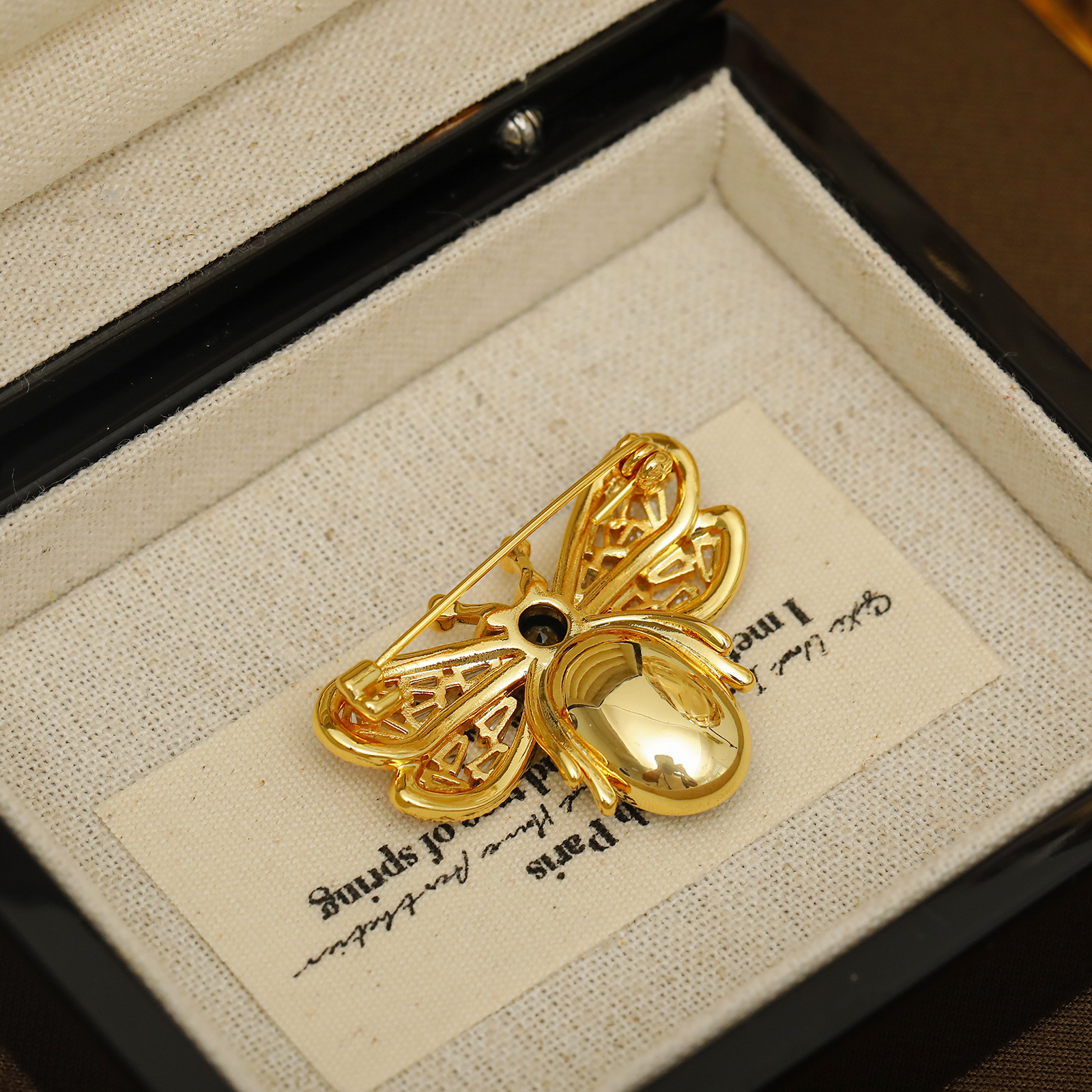 Picture of Emerald Bee Brooch High-end Wedding Accessories Niche Fashion Retro Pin Anti-light Women's Copper Gold Plated