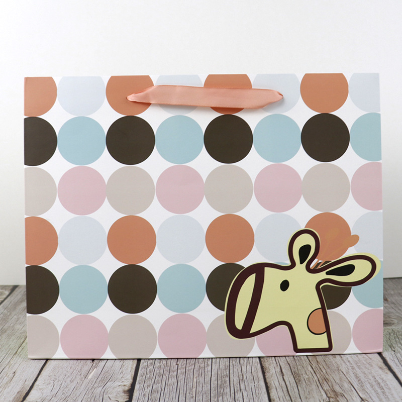 Children's clothing paper bag color cartoon paper bag Children's Day gift bag clothing tote bag birthday gift bag wholesale