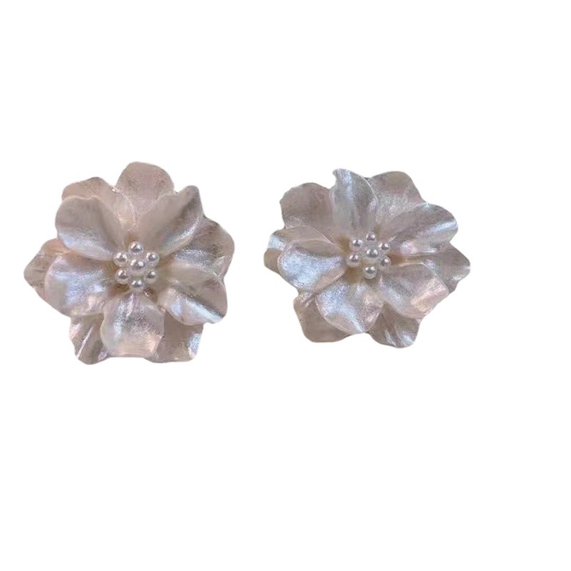 Stars with Sweet Elegant Camellia Ear Studs Women's Light Luxury High-end Exquisite Fresh Girly Ear Accessories New Fashion
