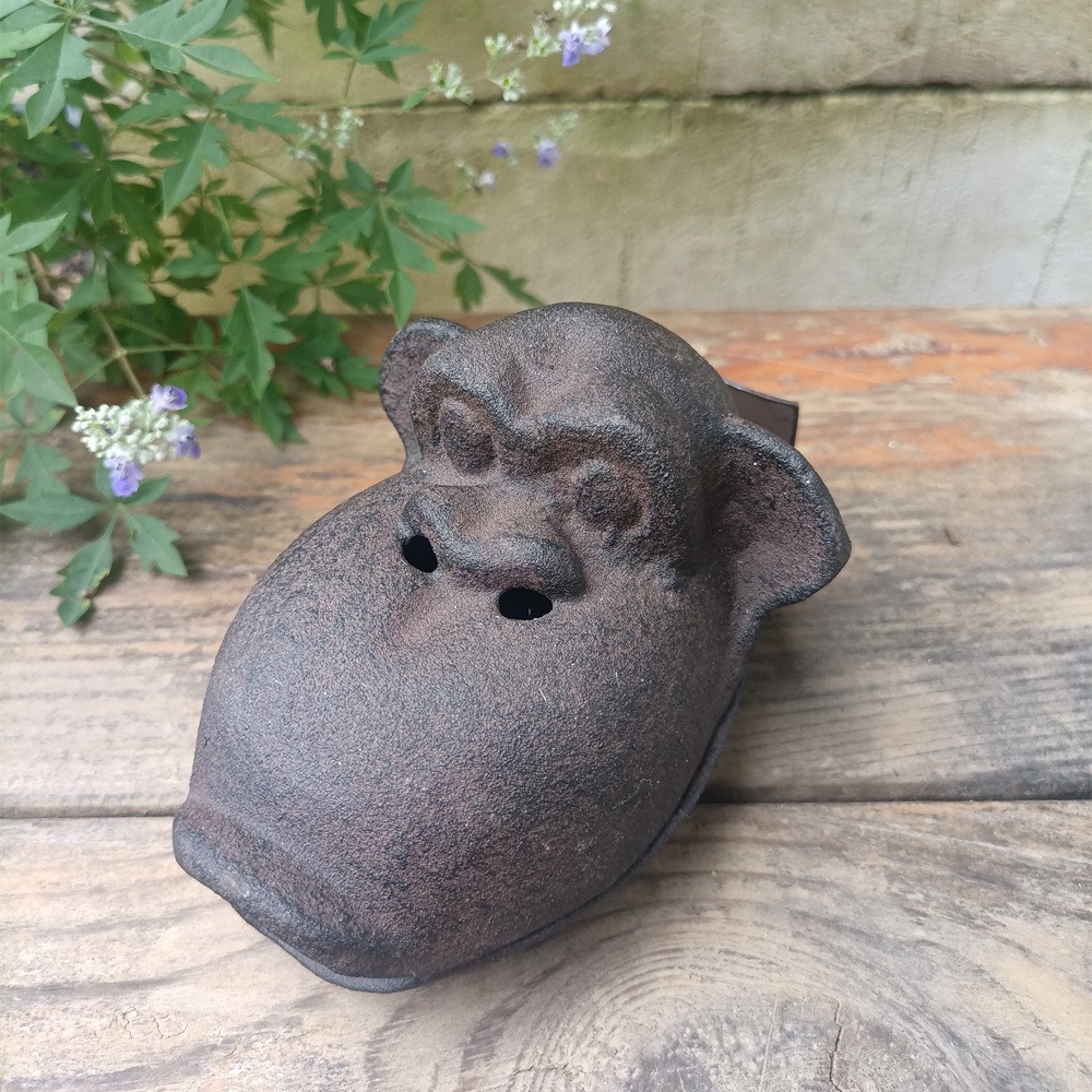 Factory Direct Sales Amazon Popular Cast Iron Ornaments Creative Gorilla Ashtray Aromatherapy Gift Bar Ornaments