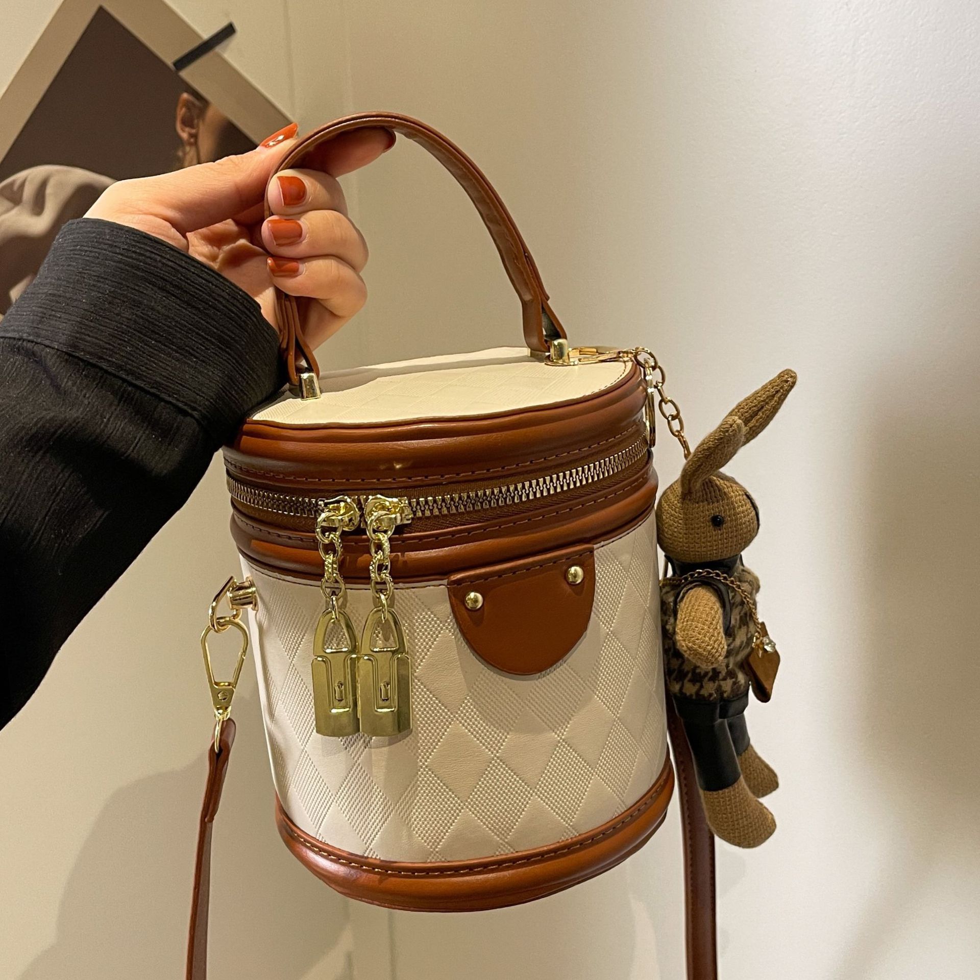 Popular handbag women's 2024 spring new fashion shoulder messenger bag retro high-end all-match bucket bag
