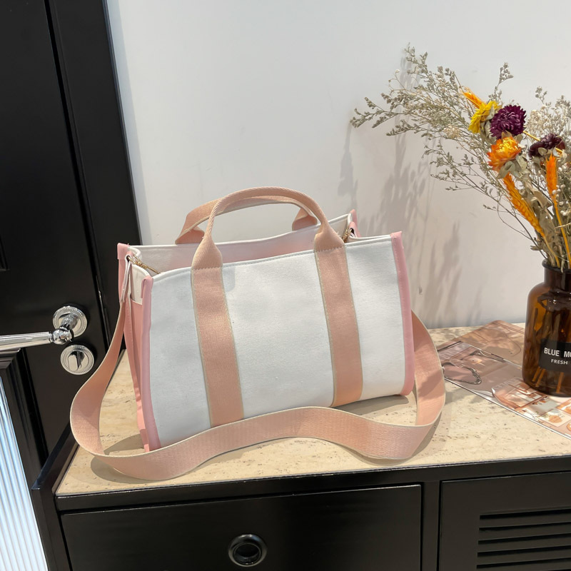 Picture of Niche Design Korean Style Large Capacity Handbag Women's 2024 Winter New Fashion Commuter Shoulder Crossbody Tote Bag