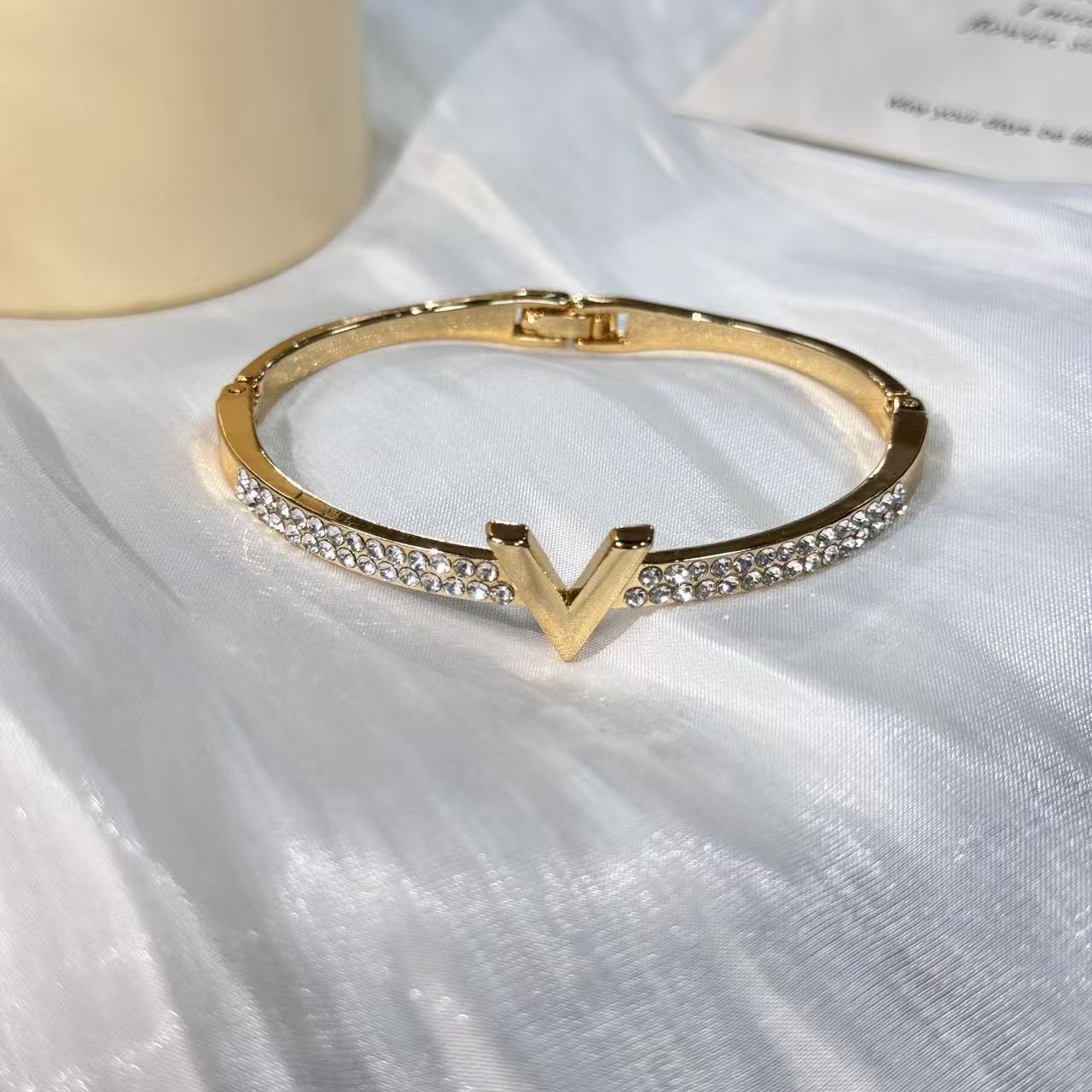 V-Shaped Cubic Zirconia Gold-Plated Bracelet for Women, New Buckle, Light Luxury Niche Alloy 18K Women's Bracelet, Exquisite Hand Jewelry
