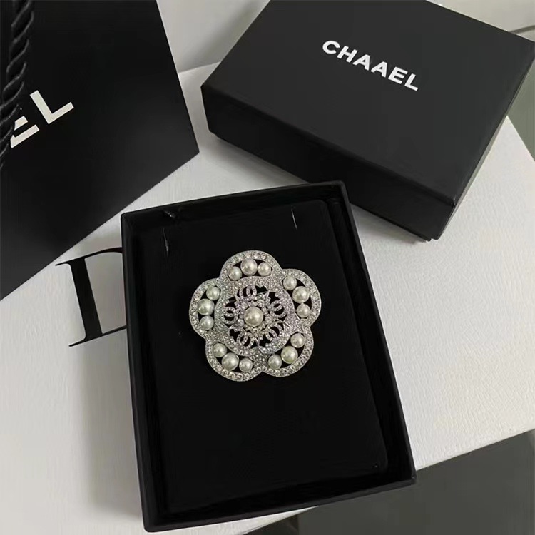 Picture of 2023 Autumn and Winter New High Quality Fragrance c Letter Brooch Retro Antique Chest All-match Simple High-end