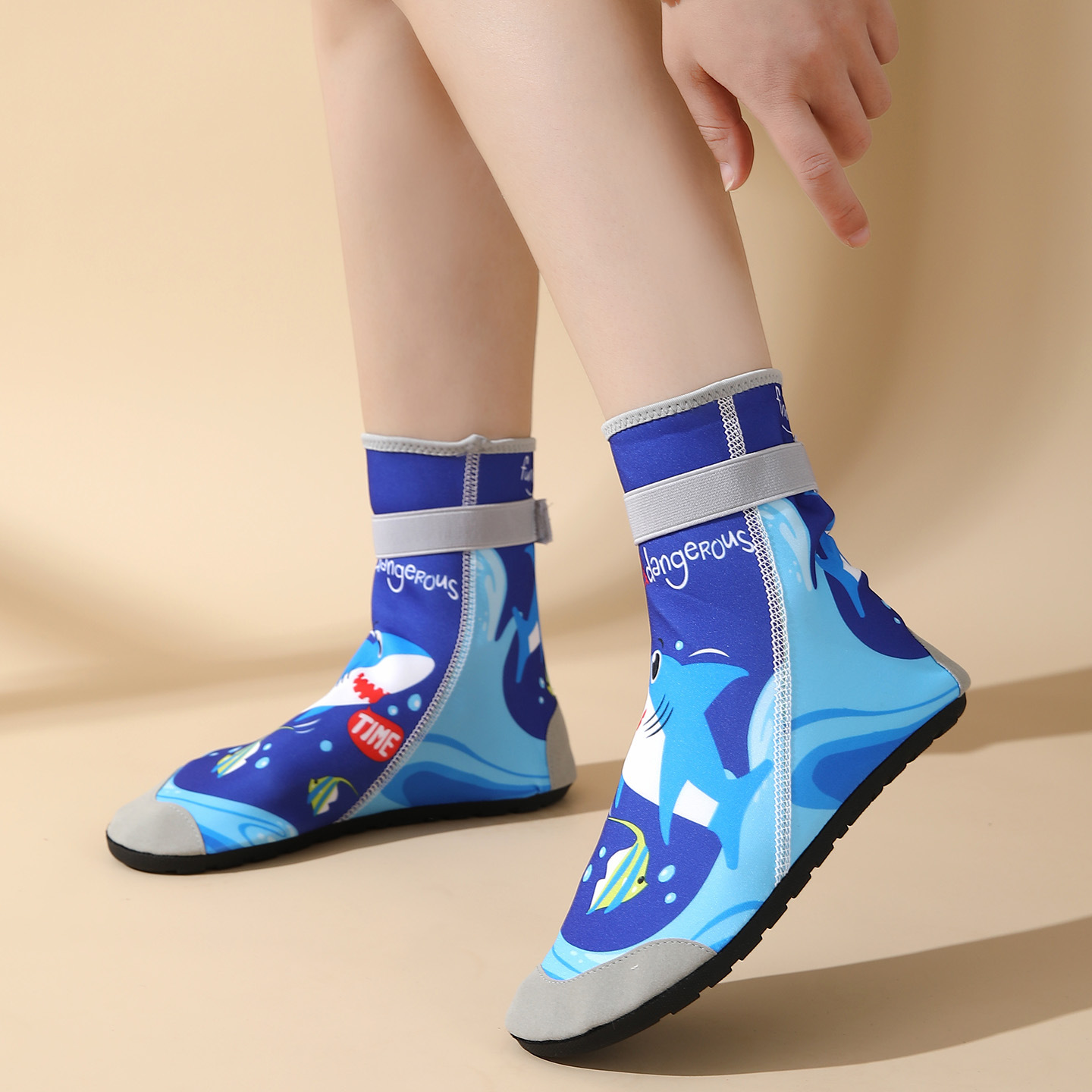Picture of High-Top Kidsren's Beach Shoes, Adult Non-Slip and Anti-Cut Diving Shoes, Snorkeling Shoes, Swimming and Wading Baby Beach Socks