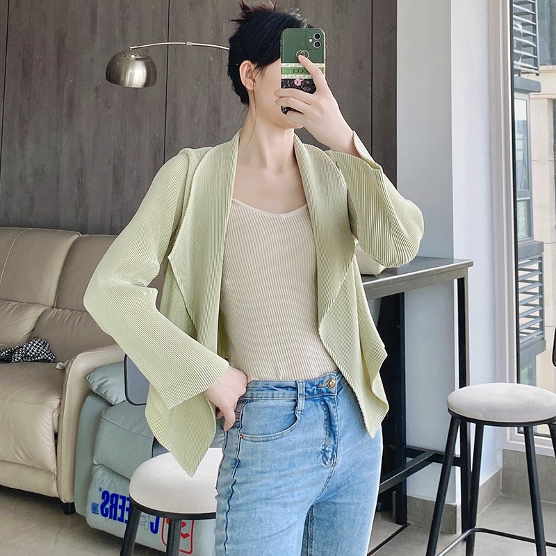 Miyake Pleated Trench Coat Women's Autumn 2023 New Solid Color Large Lapel Large Size Short Elegant Loose Coat