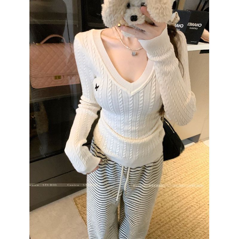 Korean embroidered twist V-neck long-sleeved knitted sweater 2025 autumn new slim slim and slim base shirt for women