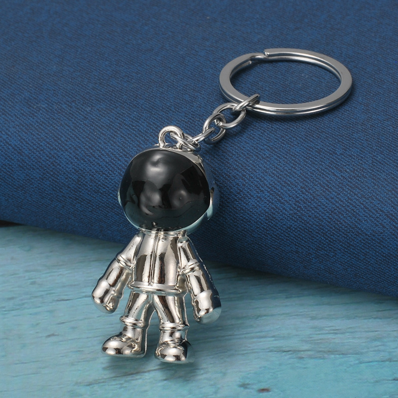 Creative astronaut keychain simple personality metal spaceman pendant car men's key chain ring men and women